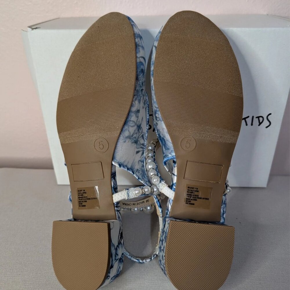 NEW Betsey Johnson Kids Floral Pump Size 5 Blue White Toile Pearl Strap Heel - Picture 7 of 9